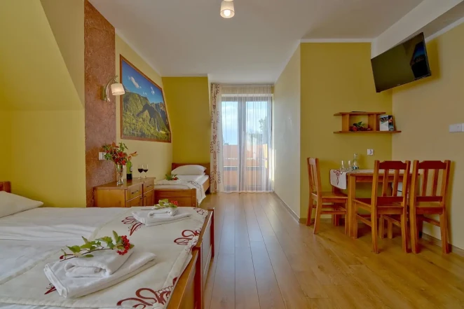 Izba Comfort/Balkón pre štyroch hostí s vlastnou kúpeľňou a výhľadom na hory